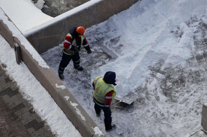 Уборка территории: мусора, снега